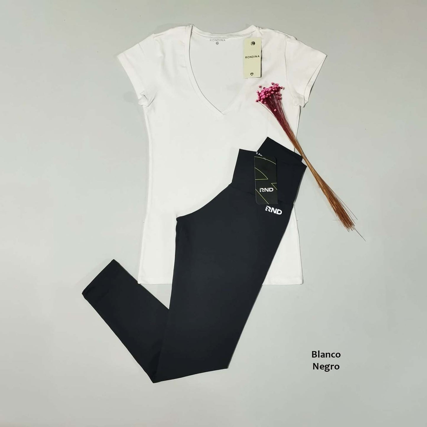 Remera de Algodón Cuello V & Legging de Supplex. Varios Colores